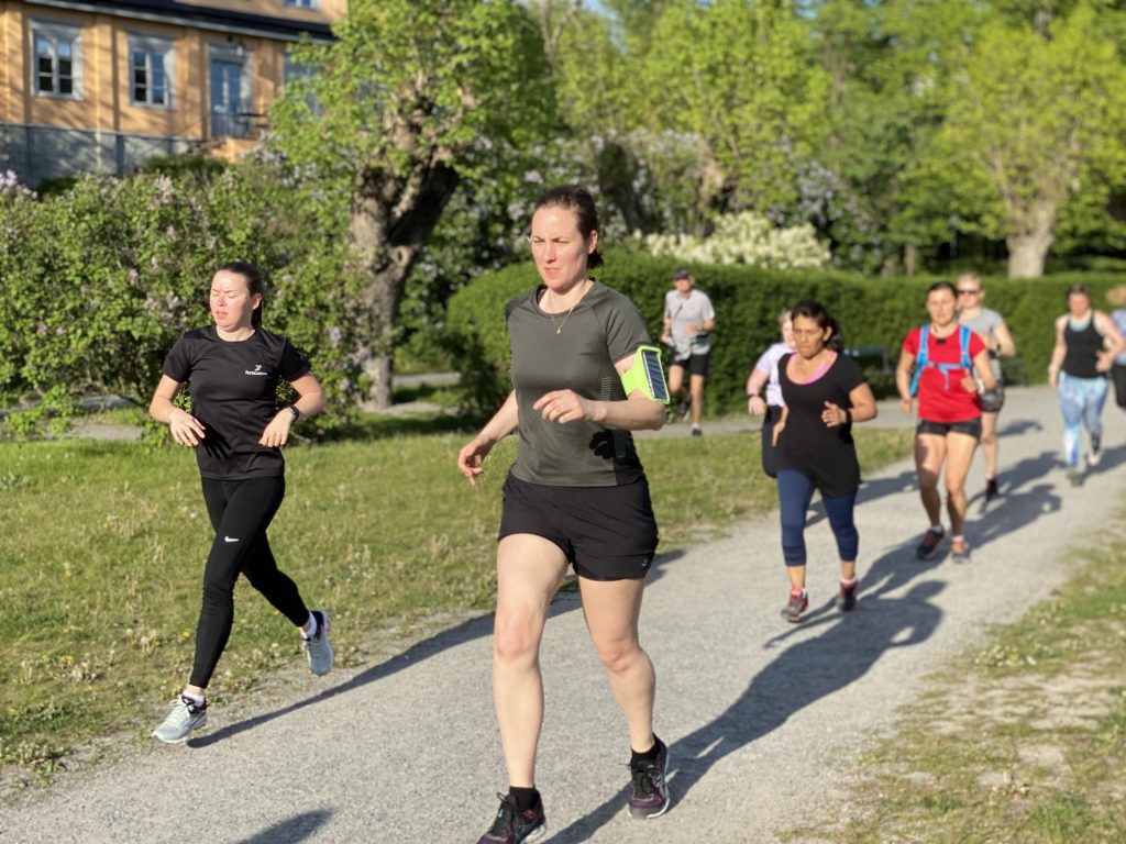 människor springer i grupp