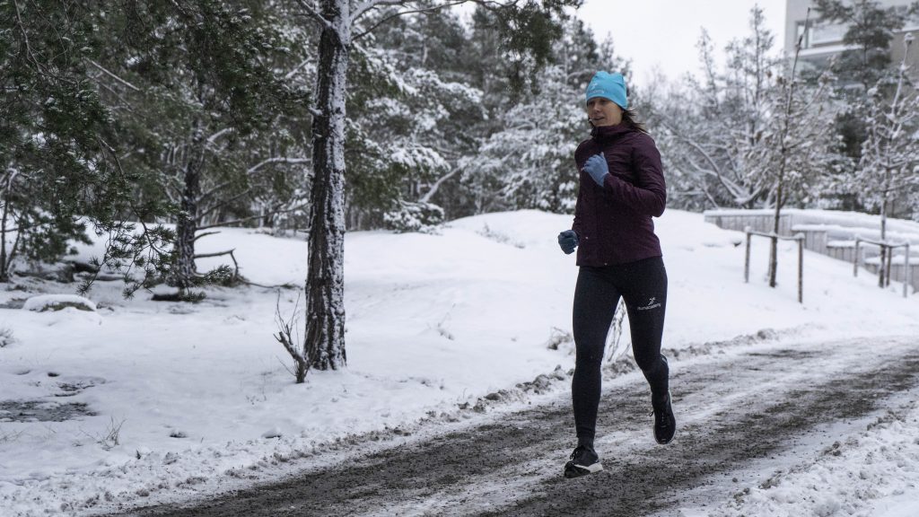 tjej springer i snön