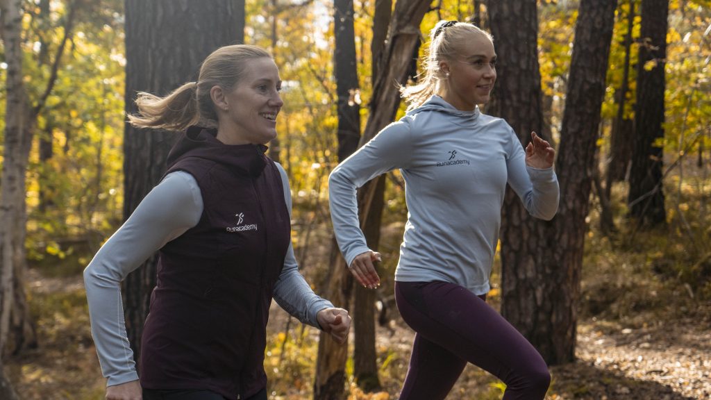 Två tjejer springer