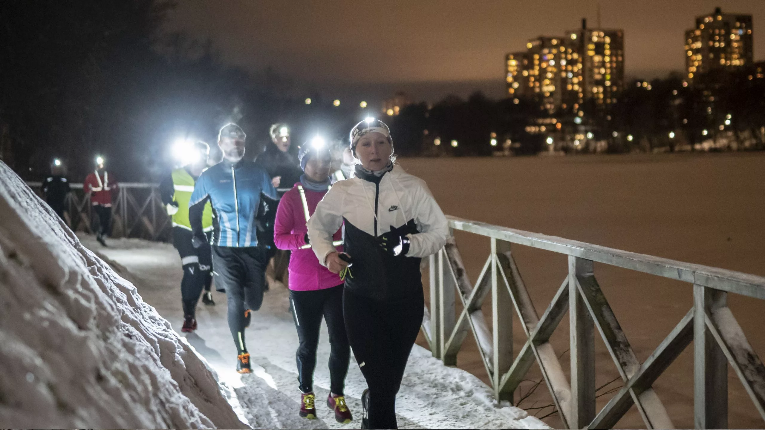löpare springer på vintern i mörkret