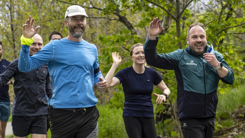 glada löpare i löpargrupp