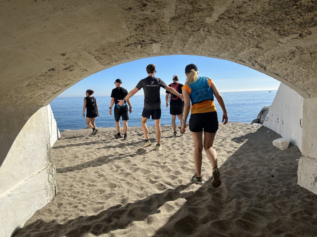 Löpare springer på sandstrand