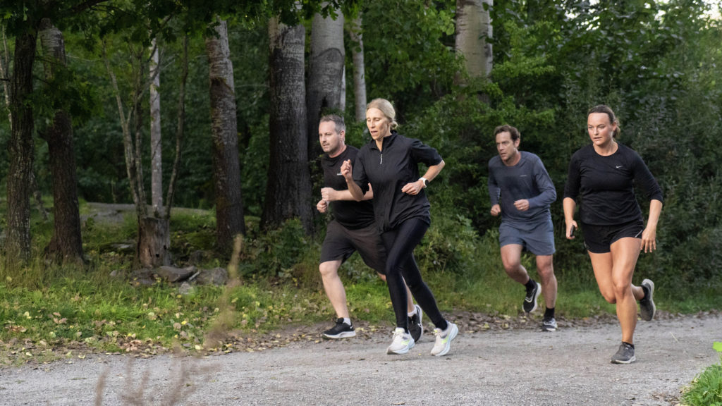 En grupp med löpare som springer intervaller.