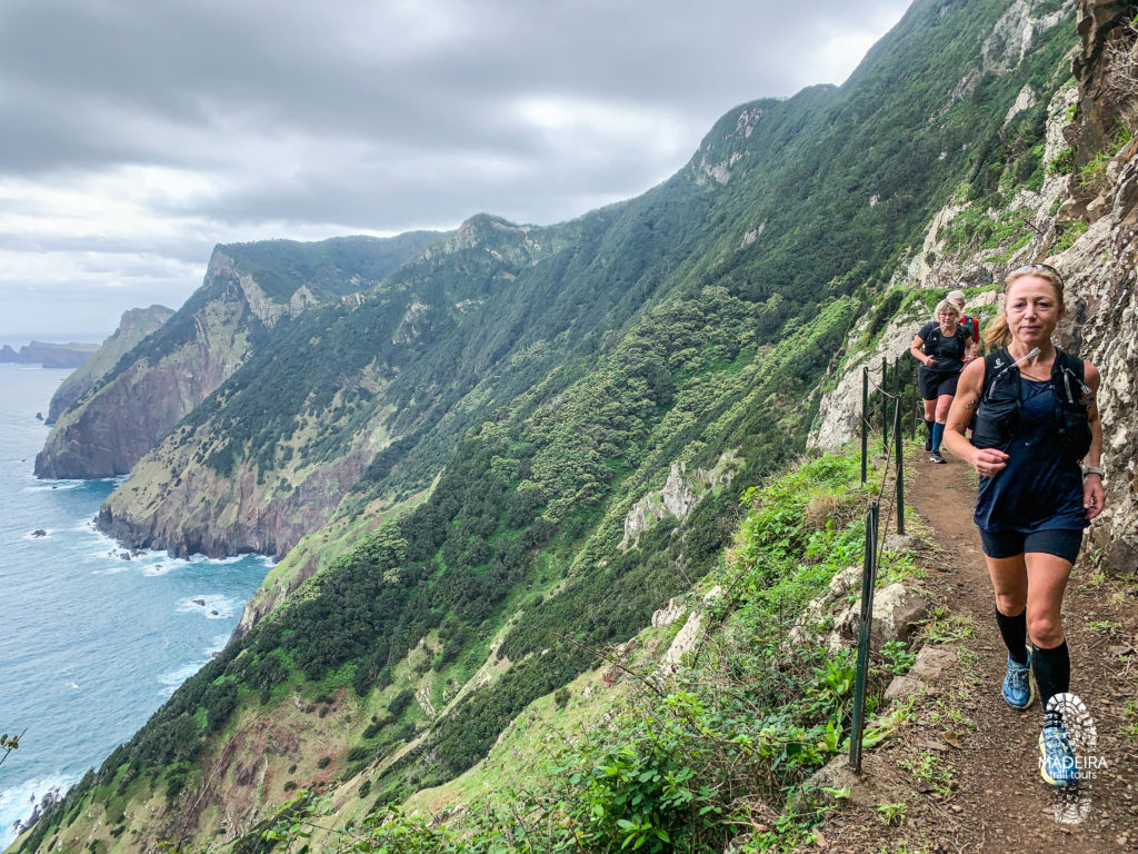 Löpare springer Madeiras kust
