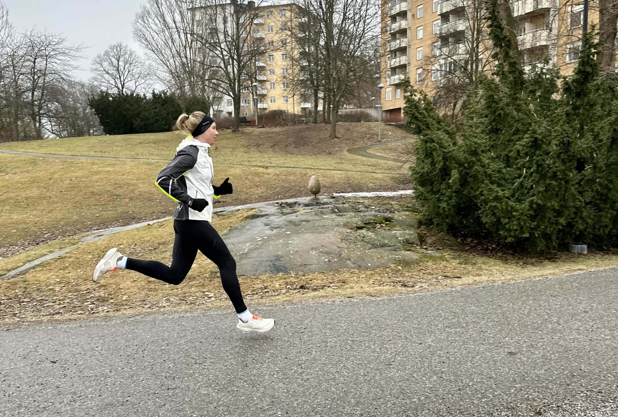 Tjej springer snabbt