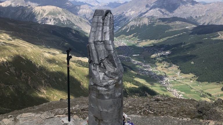 Monument på bergstopp